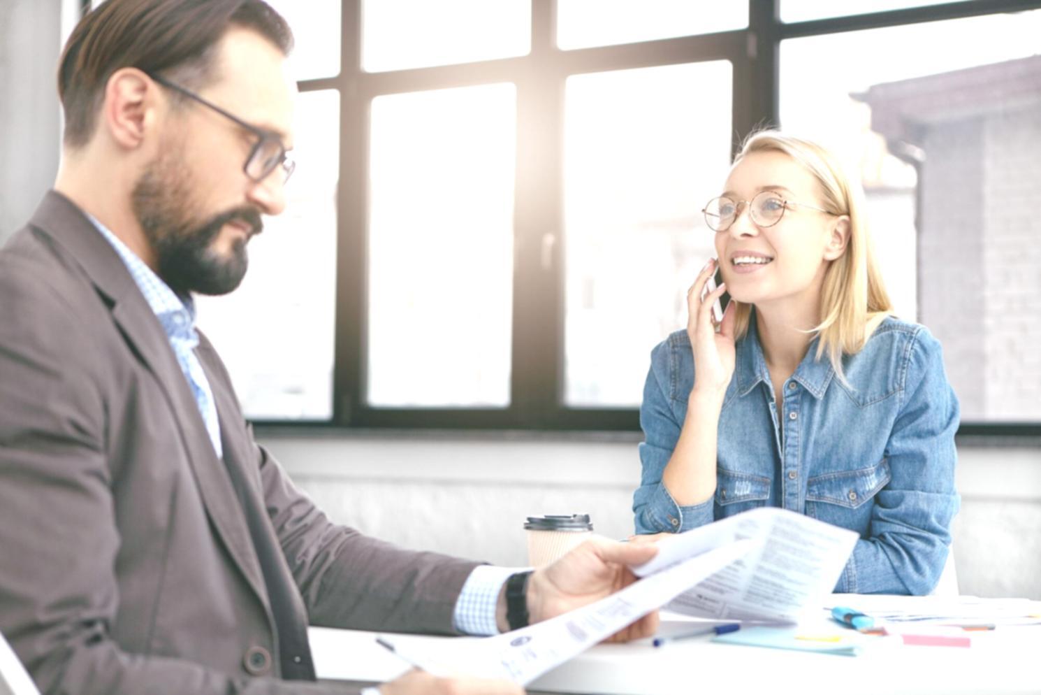 Tableaux financiers et calculatrice pour analyse de rentabilité
