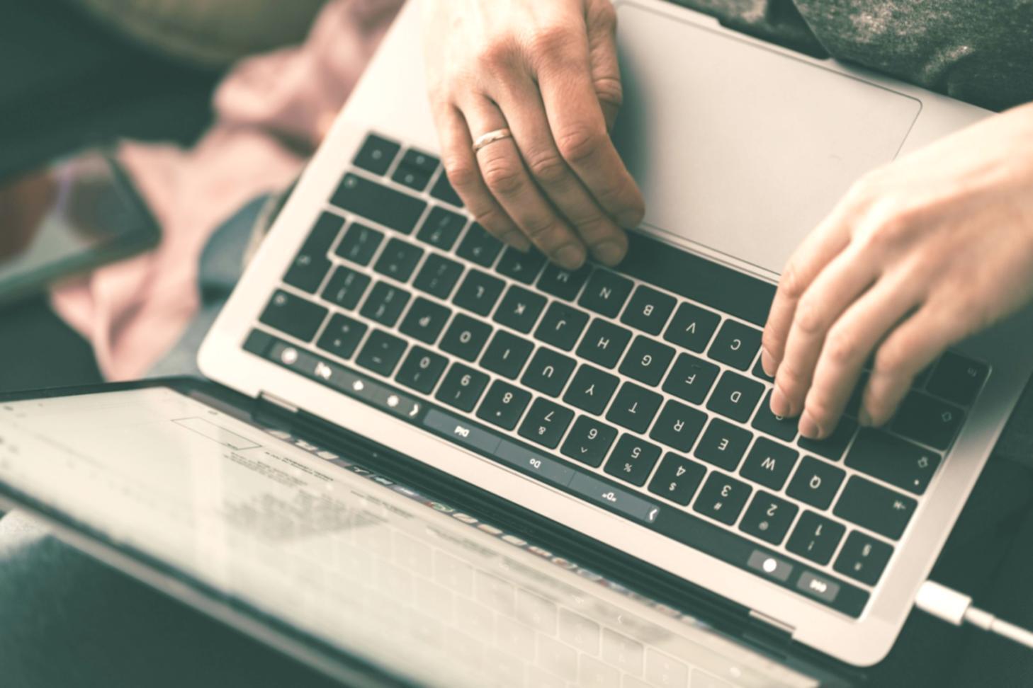 Bureau moderne avec équipements financiers professionnels