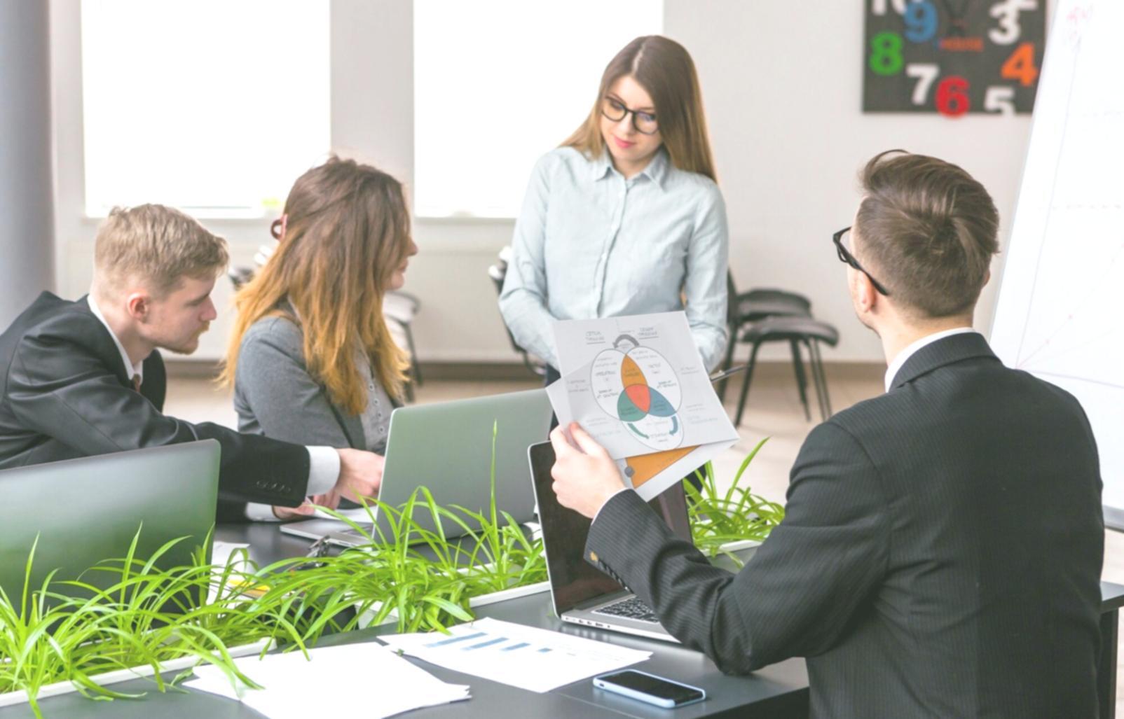 Réunion de travail sur stratégie financière d'entreprise